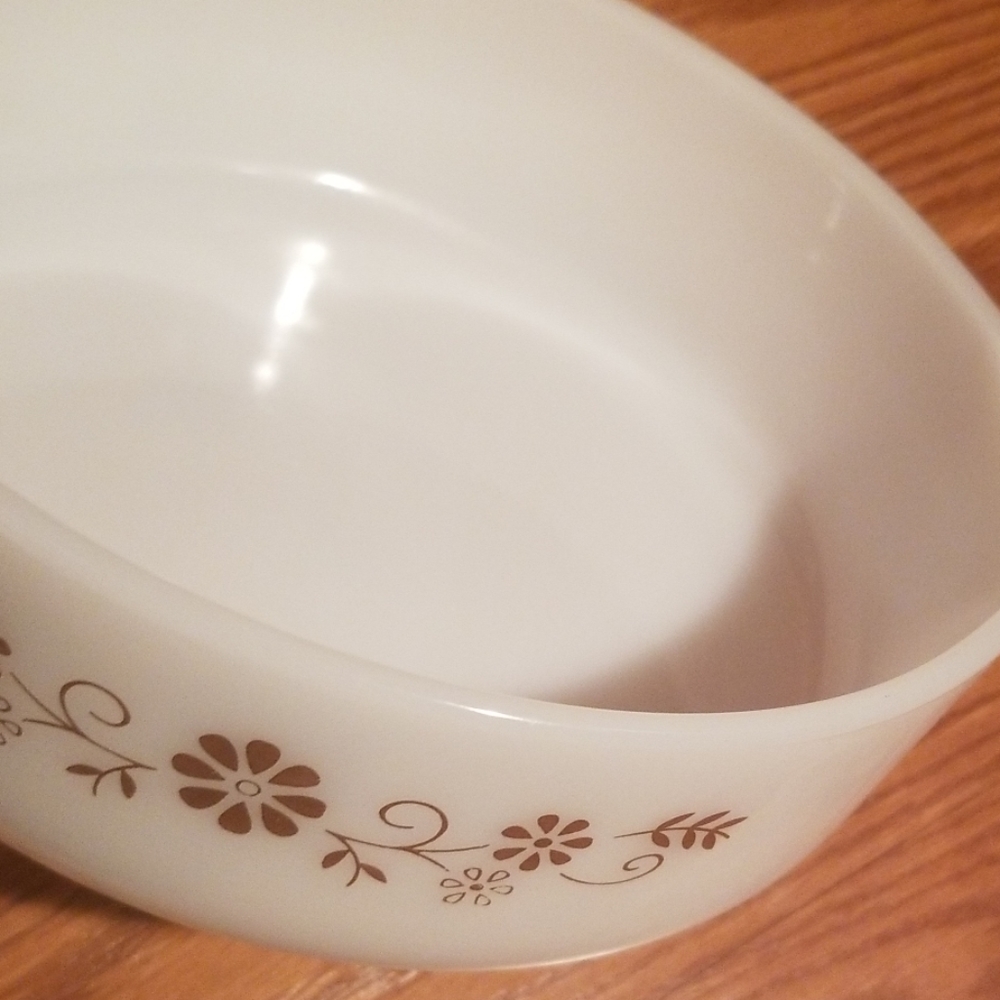 Vtg Dynaware pyrorey milk‎ glass casserole dish